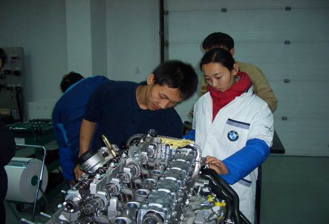 车辆工程专业的学生在上实验课1