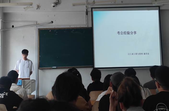会议室里的人们描述已自动生成